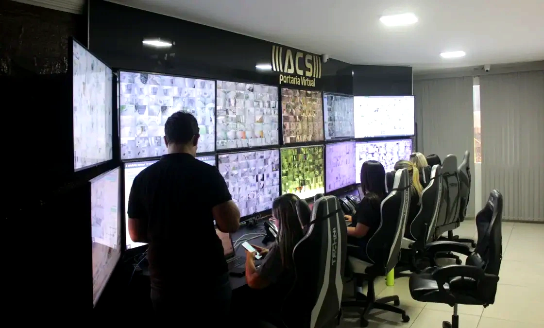 Central de monitoramento ACS com múltiplas telas e operadores