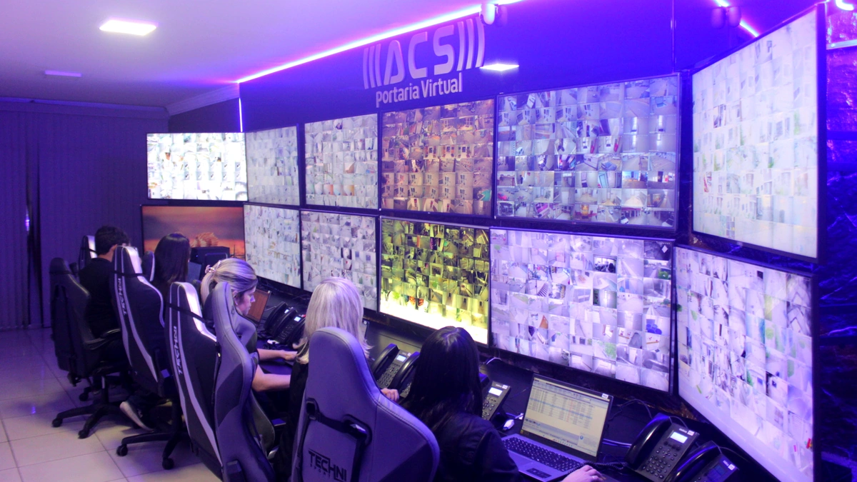 Central de monitoramento ACS com múltiplas telas e equipe profissional operando 24h